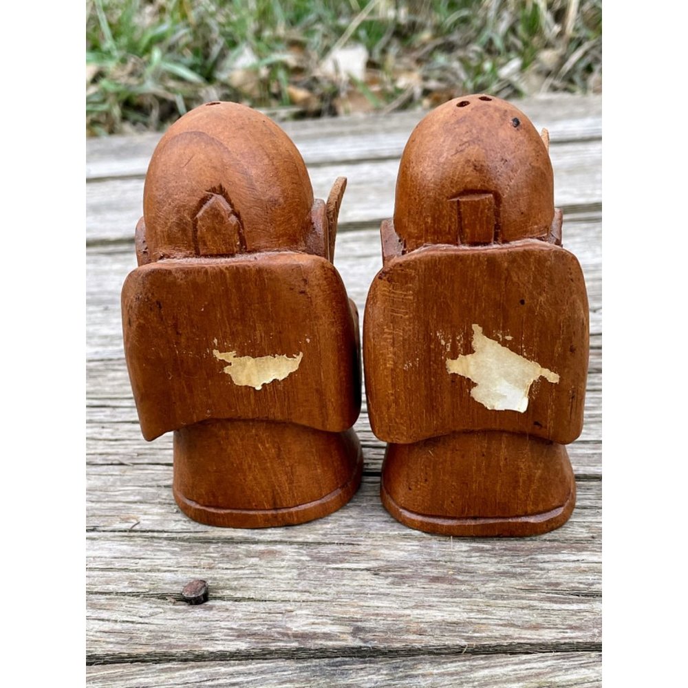 Vintage Carved Wood Asian Man with cane Salt and Pepper shakers - Picture 5 of 11